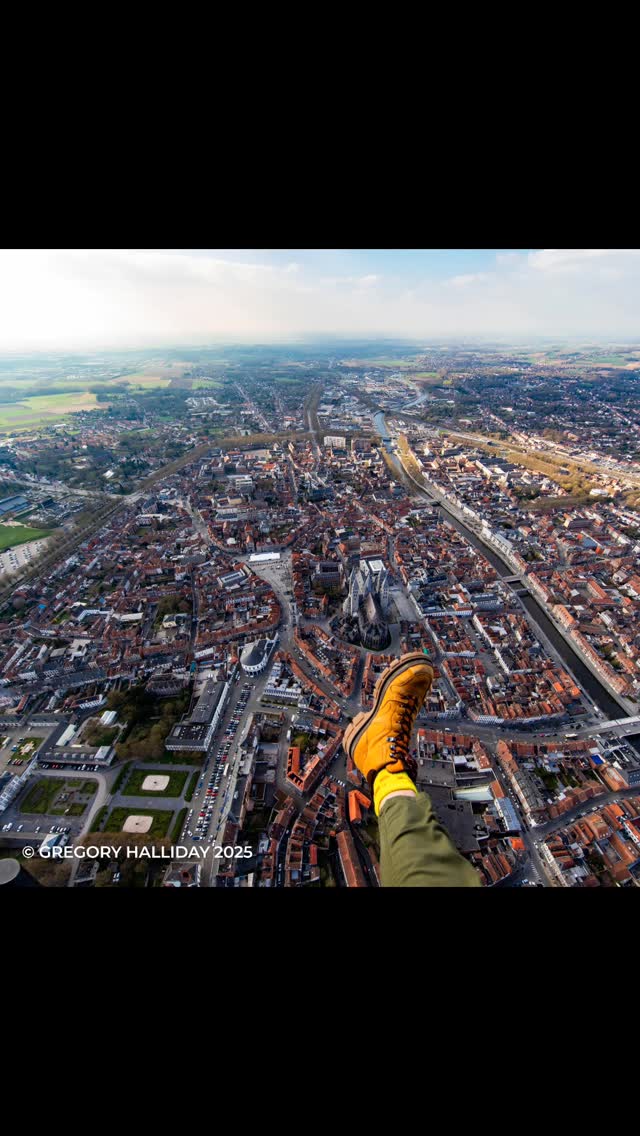 Petite sortie en helico en mars 2025 pour aller photographier un site industriel près de Tournai. L'occasion de survoler ma ville de cœur.#ilovemyjob #iwillneverforgetthismoment❤️ #hélico #gregoryhallidayvotrephotographe