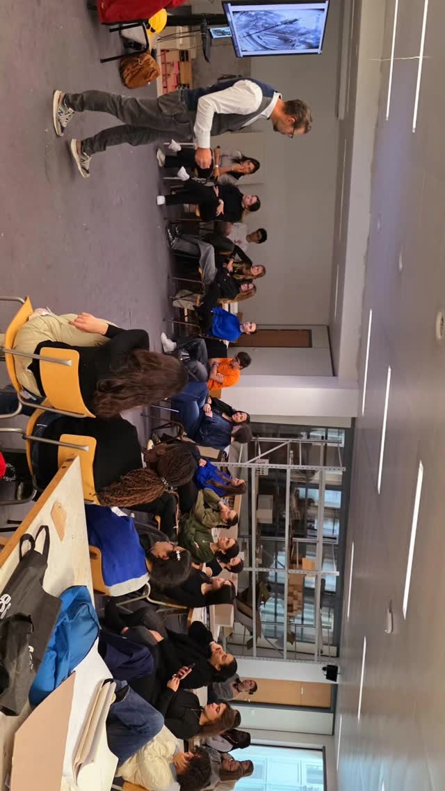 À l'invitation de @faidherbe_partners_architectes je suis venu présenter aux élèves de 1er années en architecture à l´ULB, mon travail de photographe d'architecture et les expliquer qlqs notions afin de mettre en avant leurs maquettes . Très chouette de repar ouvrir mes archives. Je vous en partagerais quelques unes bientôt.