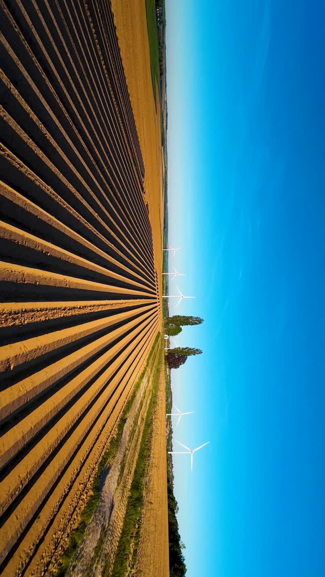 Les prises de vues au drone évoluent, pour encore plus de dynamisme.
Quand la passion te tient.
NO IA, juste du reel, et de la passion.