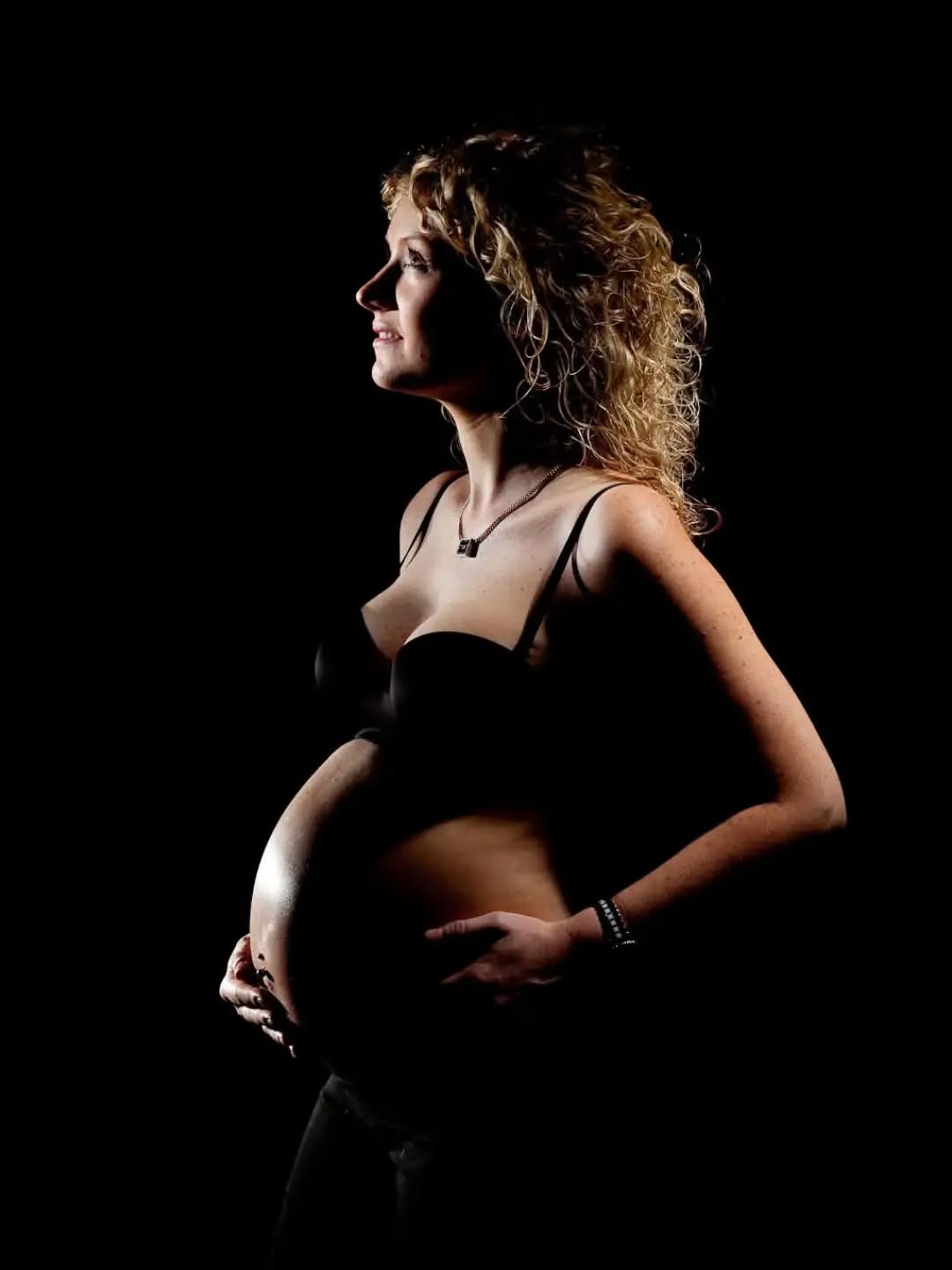 Une de mes spécialités, les photos de grossesse en studio, à Nivelles afin de laisser un joli souvenir, ici, avec @sophie.de.paoli
#photosdegrossesse
#studiopro #pregnante
#PhotographeGrossesse, #Grossesse, #ShootingGrossesse, #PortraitGrossesse, #MaternityPhotography
#Nivelles, #BrabantWallon, #PhotographeBelgique, #Bruxelles.