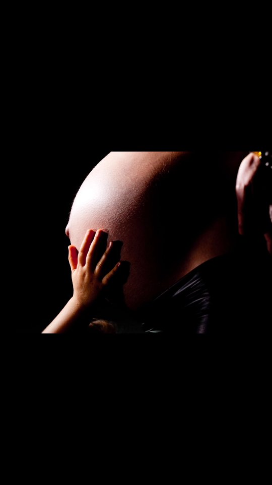 Pour obtenir un résultat parfait, il faut jouer avec la lumière, et, laisser l´aînée arriver tranquillement,  sans la presser sous peine de ne pas avoir LA photo tant désirée. 
Photos de grossesse en studio.
#photosdegrossesse
#femmeenceinte
#photosdefamille
#studiopro #pregnante
#PhotographeGrossesse, #Grossesse, #ShootingGrossesse, #PortraitGrossesse, #MaternityPhotography
#Nivelles, #BrabantWallon, #PhotographeBelgique, #Bruxelles.