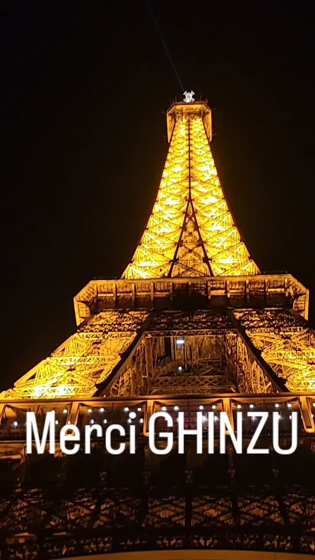 Minuit à la Tour Eiffel après le concert de @_ghinzu_ à l´@olympiahall , c'était dingo! Merciiii